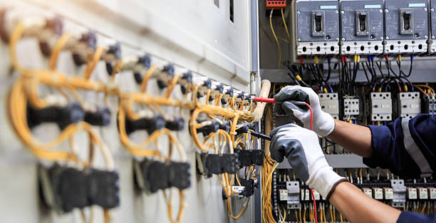Professional Electrician technician working in North Riverside, IL